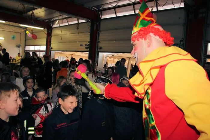 Wie schon in den letzten Jahren schaute Clown Sascha wieder vorbei und verteilte kleine Überraschungen an die jungen Besucher und tanzte gemeinsam mit den Party-Gästen bis die Sohlen rauchten.