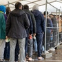 In einer Landeserstaufnahmestelle (LEA) warten Flüchtlinge in einer Schlange vor der Essensausgabe | In einer Landeserstaufnahmestelle (LEA) warten Flüchtlinge in einer Schlange vor der Essensausgabe