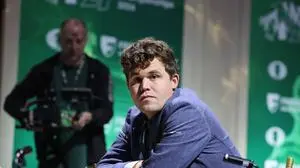 Magnus Carlsen vor dem Schachbrett | Magnus Carlsen vor dem Schachbrett
