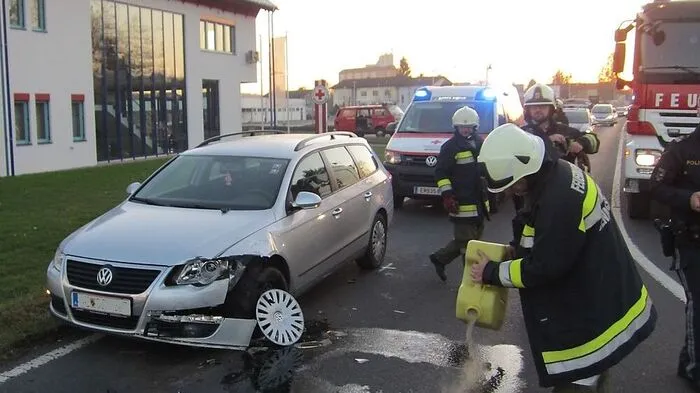 Die Unfallstelle direkt vor dem Gebäude des Roten Kreuzes in Jennersdorf