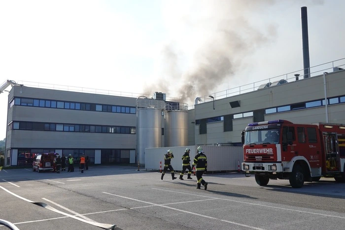 Der Brand ist mittlerweile zwar unter Kontrolle, die Löscharbeiten dauerten am Abend aber noch an