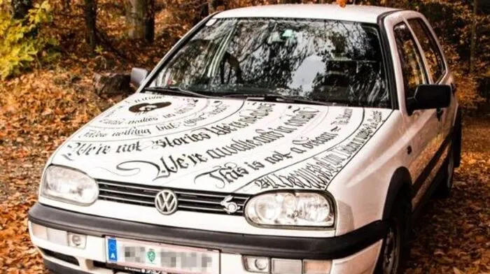 Der Passailer Martin Wechtitsch hat sein eigenes Auto mit Liedzeilen seiner Lieblingsband "Rise against" beschrieben.