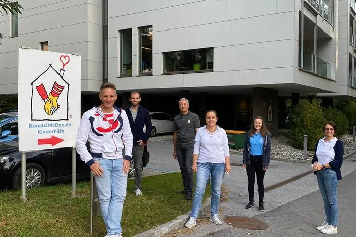 Jeden Freitag Vormittag packt Knoll ordentlich mit an. Bisher war er u.a. in einer Bücherei, einem Hundesalon, einer Tischlerei, einem Zirkus und einer Bäckerei im Einsatz ...