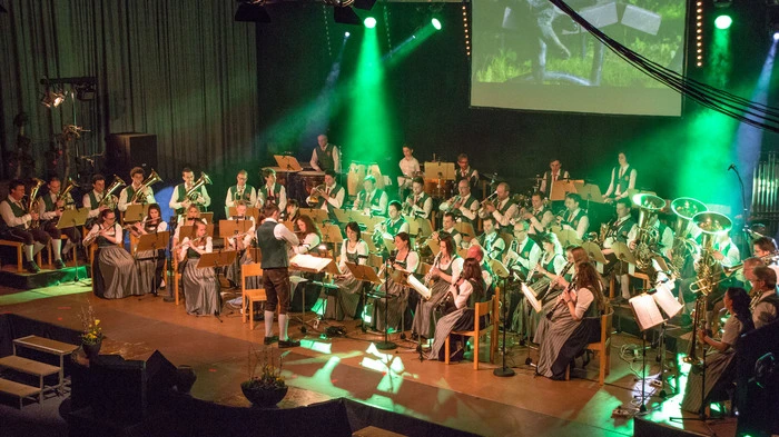 Ein Universum, über die Oststeirer im Allgemeinen und die Sinabelkirchner im Speziellen – ein Siniversum eben, das gab es in der Kulturhalle Sinabelkirchen in erster Linie zu hören, aber auch zu sehen.