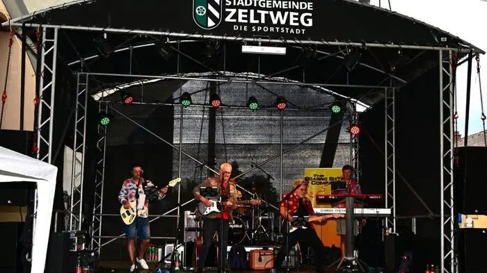 In Zeltweg gibt es heuer kein Stadtfest, aber dafür jeden Samstag im August ein tolles Musikprogramm. Den Anfang machten zwei Bands, die die Musik von den 50er- bis zu den 70er-Jahren bestens zu vertreten wissen.