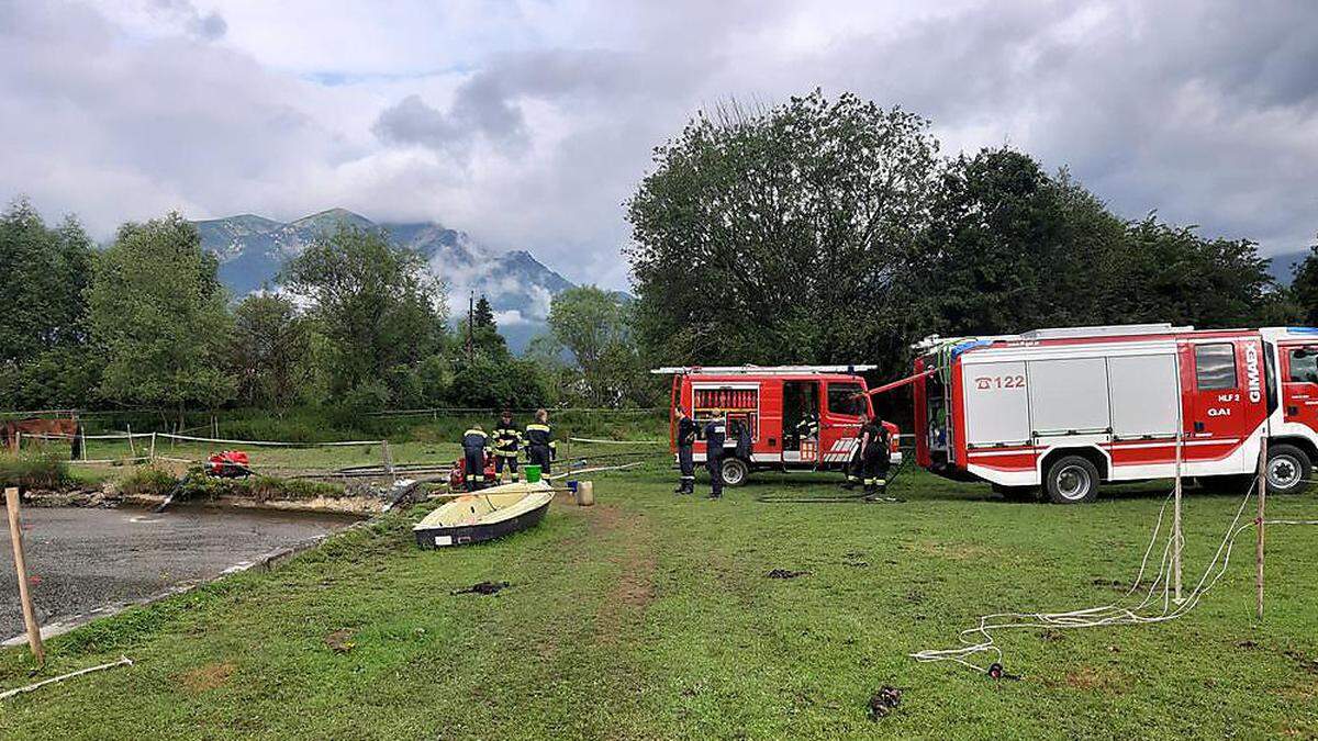 Fünf Feuerwehren waren mit den Abpumparbeiten am Fischteich in Edling beschäftigt