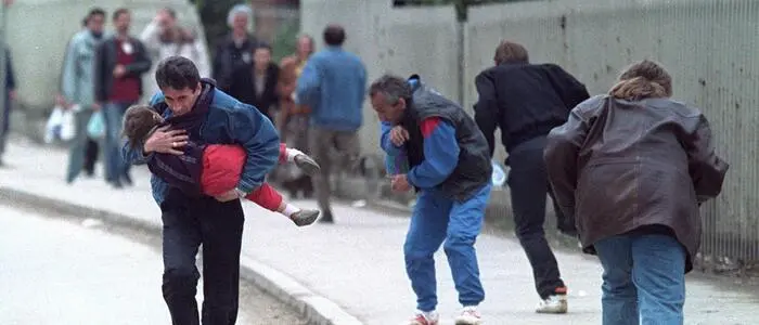 Menschen flüchten vor den Schüssen eines Scharfschützen im April 1993 in Sarajevo.