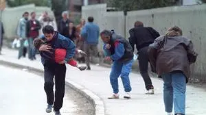 Menschen flüchten vor den Schüssen eines Scharfschützen im April 1993 in Sarajevo | Menschen flüchten vor den Schüssen eines Scharfschützen im April 1993 in Sarajevo