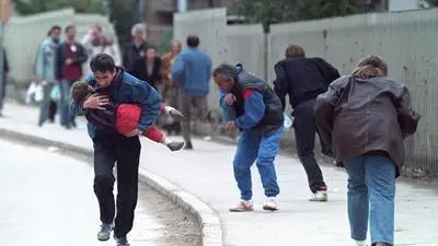 Zivilisten flüchten in Sarajevo vor dem Beschuss von Scharfschützen (Archivaufnahme) | Zivilisten flüchten in Sarajevo vor dem Beschuss von Scharfschützen (Archivaufnahme)