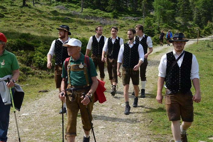 Die Besucher des Zaunringbratens versammelten sich nach der Bergmesse mit den Wanderern am Plateau des Festgeländes.
