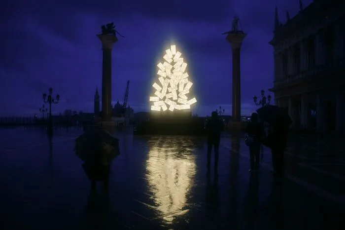 Die zehn Meter hohe und neun Tonnen schwere Installation besteht aus 80 Lichtscheinwerfern in Form eines Weihnachtsbaums, die angezündet werden können und die Umgebung stark beleuchten.