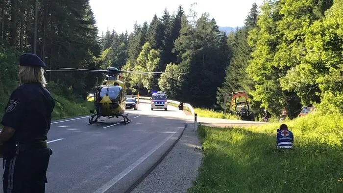 Der Rettungshubschrauber C14 landete auf der B145, diese musste während der Bergearbeiten komplett gesperrt werden.