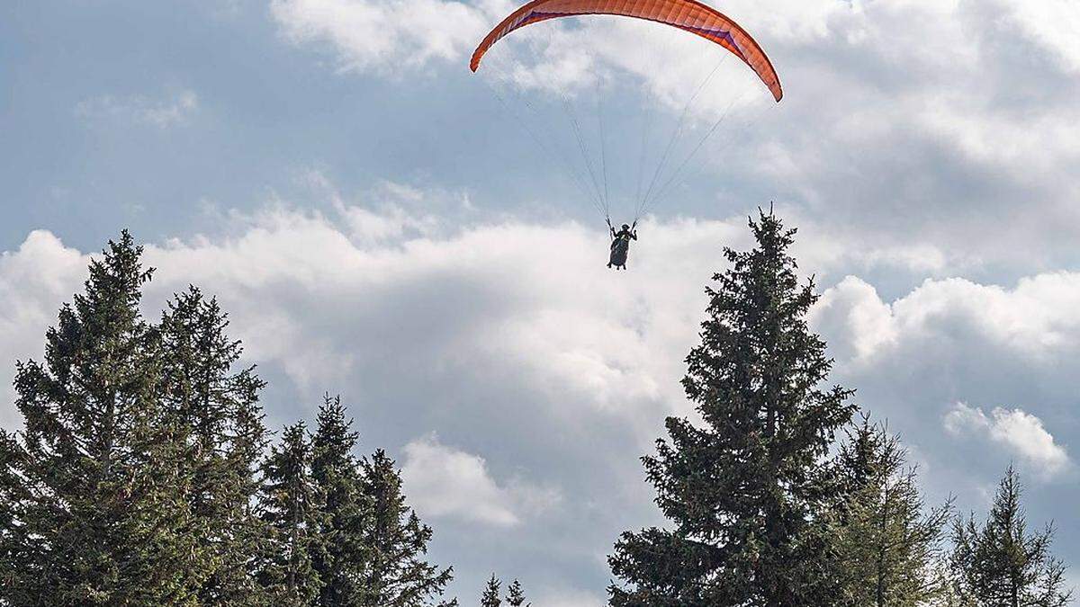 Die Paragleiterpilotin (Symbolbild) erlitt schwere Verletzungen