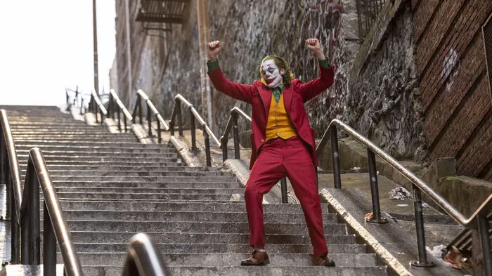 Es ist eine der zentralen Szenen im zurzeit weltweit erfolgreich im Kino laufenden Hollywood-Film "Joker": Hauptdarsteller Joaquin Phoenix, der in seiner Rolle als "Joker" auf einer Treppe tanzt. Hier geht es zur Filmkritik!