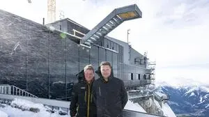 Reinfried Prugger (links) und Michael Tillian (rechts) vor der fast fertigen Baustelle, im Mai wird eröffnet | Reinfried Prugger (links) und Michael Tillian (rechts) vor der fast fertigen Baustelle, im Mai wird eröffnet