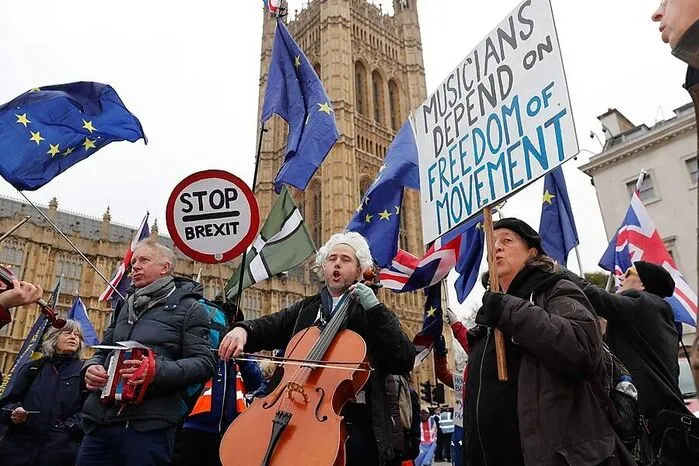 Einmal im Monat wird musikalisch für den Exit vom Brexit geworben. Spätestens sieben Sitzungstage nach Vorlage eines Plans B - also am 31. Jänner - müsste die Regierung darüber abstimmen lassen. Die Abgeordneten könnten den Plan B ändern und eine engere Anbindung an die EU fordern, oder sogar ein zweites Referendum.