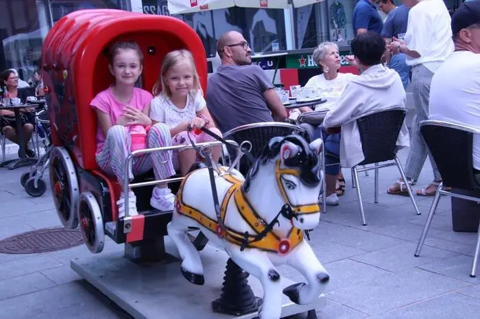 An dem Tag kommen an die hundert Marktfahrer und Schausteller sowie tausende Gäste in die Lipizzanerstadt, um Kirtagstimmung zu erleben.