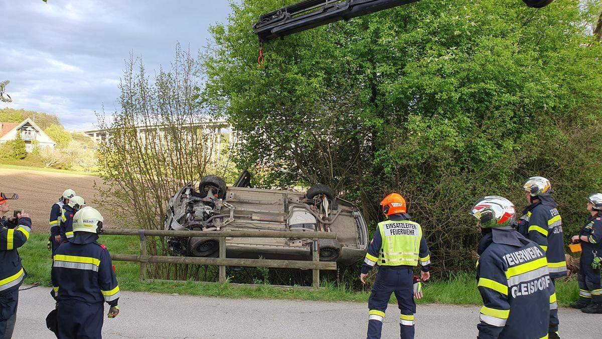 Mittels Kran wurde der verunfallte Pkw aus dem Bachbett geborgen