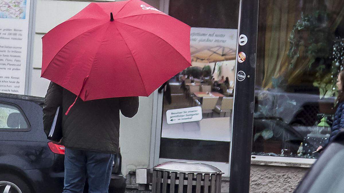 Vor allem in der zweiten Tageshälfte sollte man den Regenschirm mitnehmen