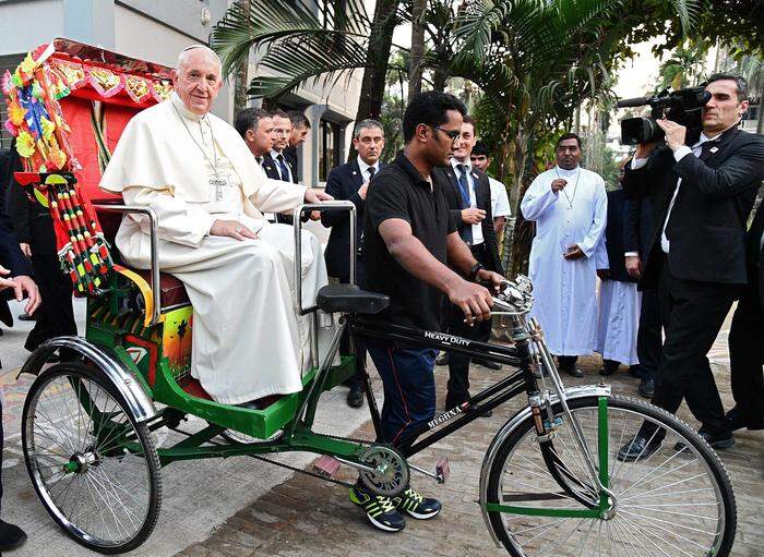 Papst Franziskus in der Fahrrad-Rikscha