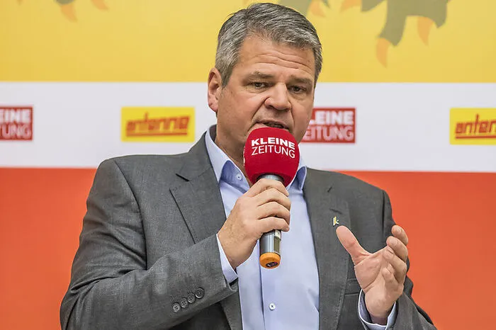 Diese Selbstbezogenheit könne unter Umständen zwar auch Führungsstärke vermitteln, meistens signalisiere dieses Verhalten aber Desinteresse.