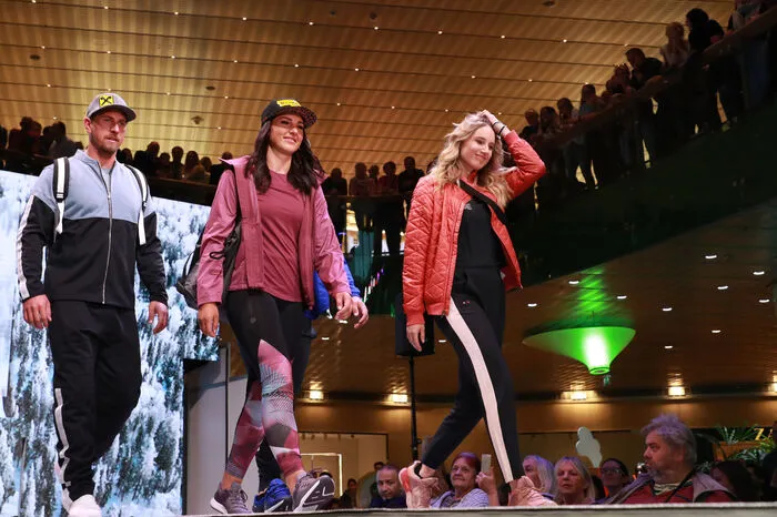 Max Franz, Stephanie Venier und Anna Gasser fungierten als Models...