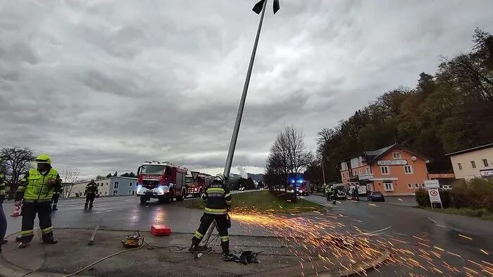 Mit einem Trennschleifer "fällten" die Feuerwehrleute den Lichtmast