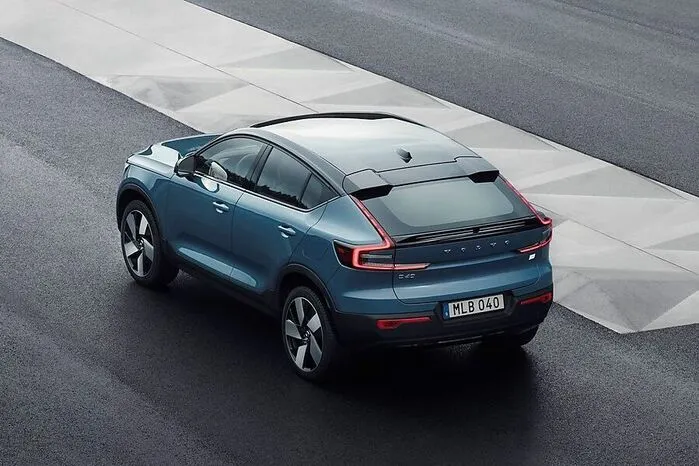 Und das unterstreicht man am besten mit einem neuen Modell: Konkret dem C40 Recharge, der Coupéversion des jetzt schon als Stromer verfügbaren Kompakt-SUV XC40.