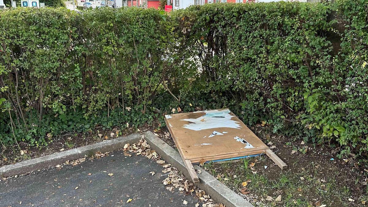 Die Plakatständer wurden in der Ecke liegengelassen