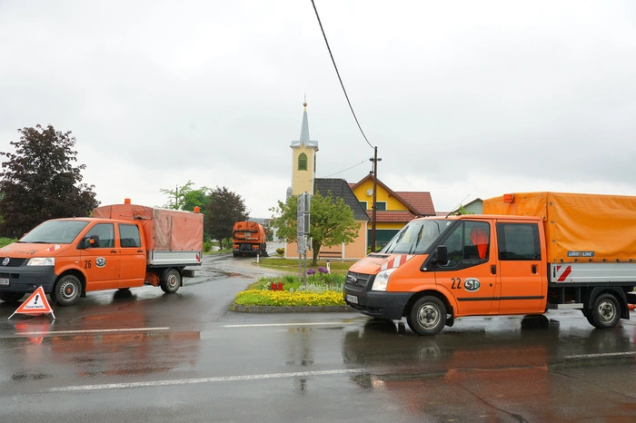 Mitarbeiter der Gemeinde und Feuerwehrleute waren gemeinsam unterwegs, um die Straßen, die am Montag überschwemmt worden waren, von den Schlammmassen zu befreien.