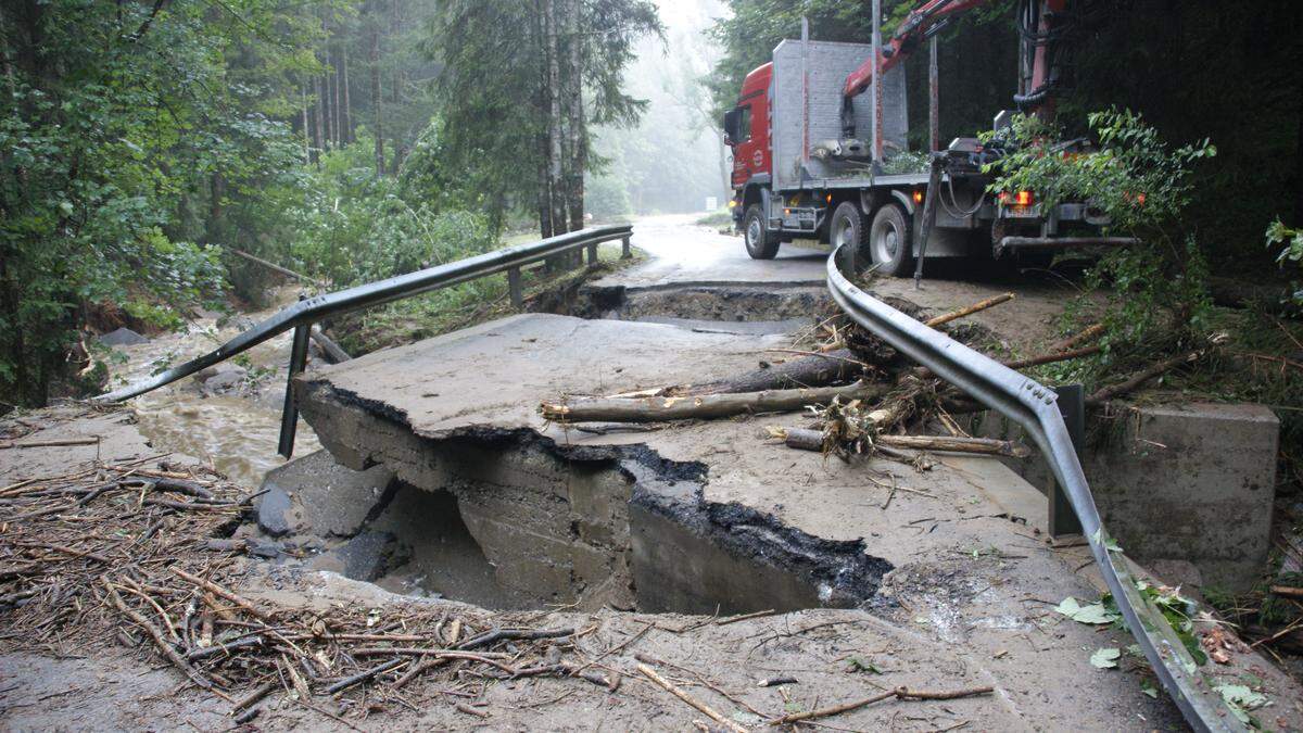 2015 wurde eine Brücke in Kamp vom Unwetter weggerissen 