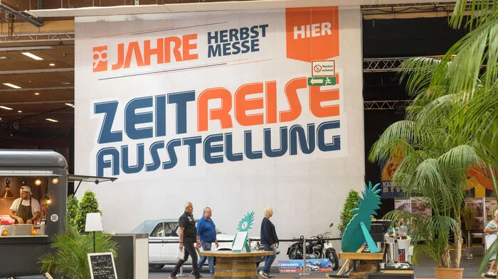 Zum 90-Jahr-Jubiläum der Herbstmesse gibt es in der Halle 5 eine Schau mit vielen alten Bildern, Zeitungsartikeln und ähnlichem.