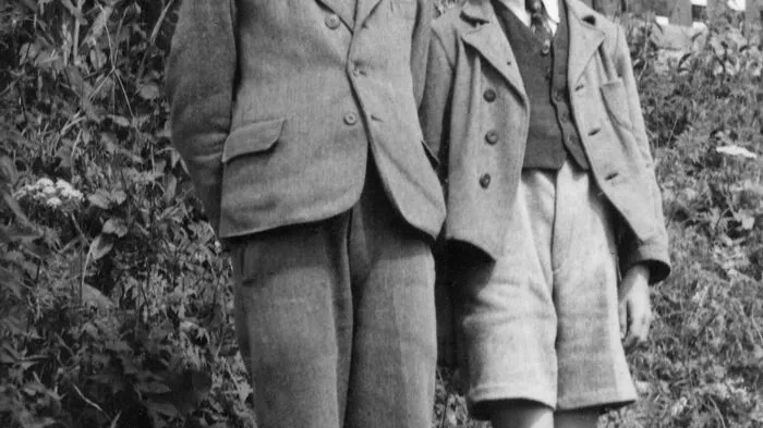 Raimund Ochabauer wurde am 27. August 1935 in Fischbach als eines von vier Kindern eines Kleinbauern geboren.