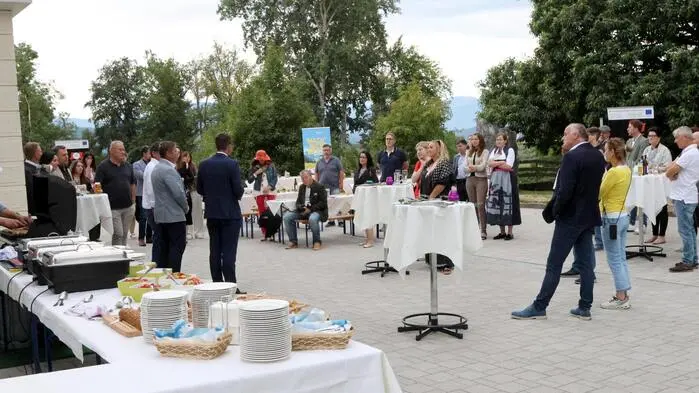 Sommerzeit ist Genuss- und Grillzeit. Landwirtschaftskammer-Präsident Siegfried
Huber und BVG Kärntnerfleisch-Obmann Josef Fradler luden aus diesem Grund am Mittwoch zum bereits traditionellen Pressegrillabend mit Spezialitäten vom Kärntner Rindfleisch.
