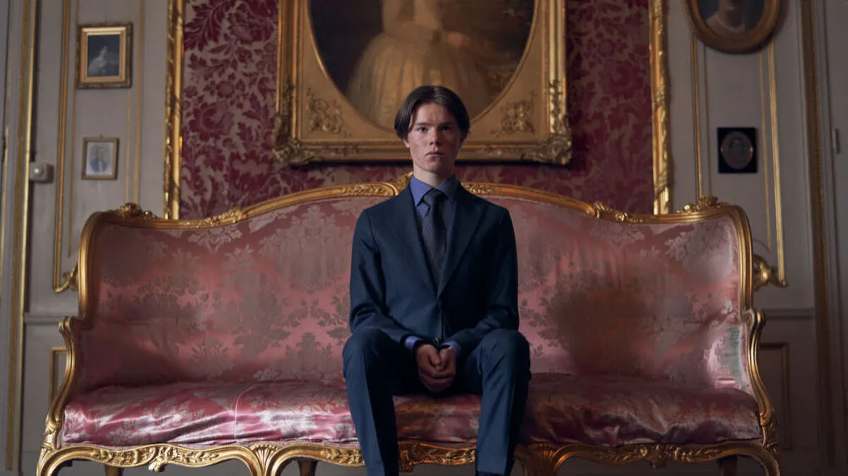 Prinz Wilhelm (Edvin Ryding) muss ins Internat und sich dort beweisen.