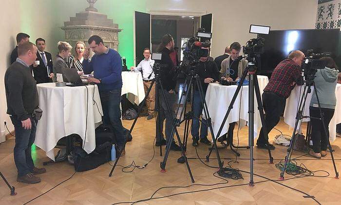 Journalisten warten in der Grazer Burg