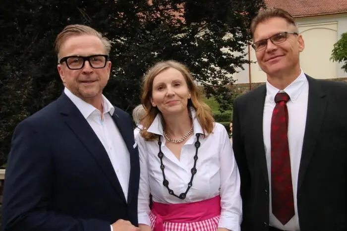 Unter den Besuchern in der vollbesetzten Wagenremise waren auch Köflachs Bürgermeister Helmut Linhart (l.) und die Leiterin des Kunsthauses Köflach, Ulrike Janach (Mitte).