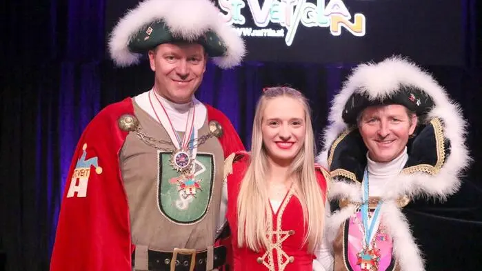 Am Wochenende lud die Faschingsgilde St. Veit unter Präsident Michael Huber und Herzog Andy I. (Andy Kainz) zur Premierensitzung in die Blumenhalle (von links). Auch nach Jahrzehnten des Bestehens  wird in der Herzogstadt beste Faschingsunterhaltung geboten. 