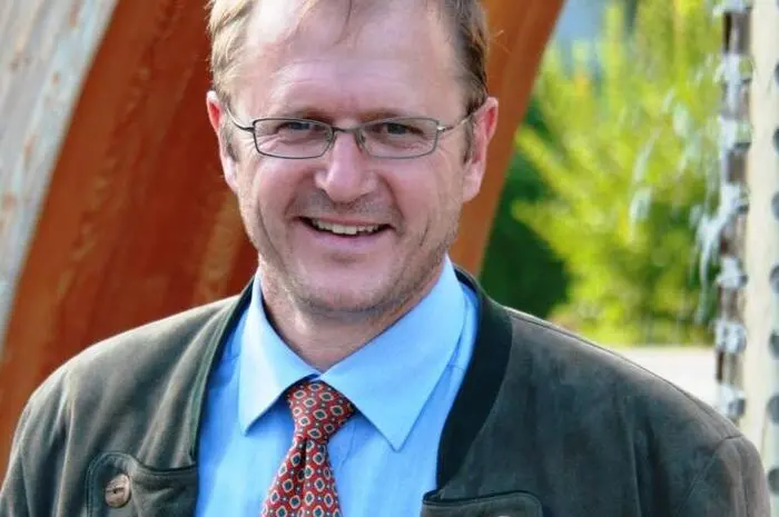 Ja. Erich Stampfer (55, ÖVP) beabsichtigt, wieder zu kandidieren. Er ist seit einer Periode Bürgermeister. Die Wahl 2015 gewann er mit elf Stimmen Vorsprung.