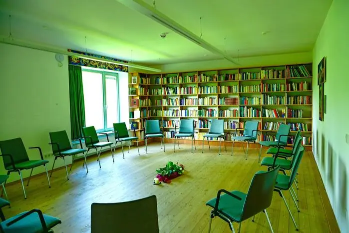 Der „AndersOrt“ bietet modernste Seminartechnik, zwei modern ausgestattete Seminarräume in verschiedenen Größen sowie einen außergewöhnlichen Meditationsraum