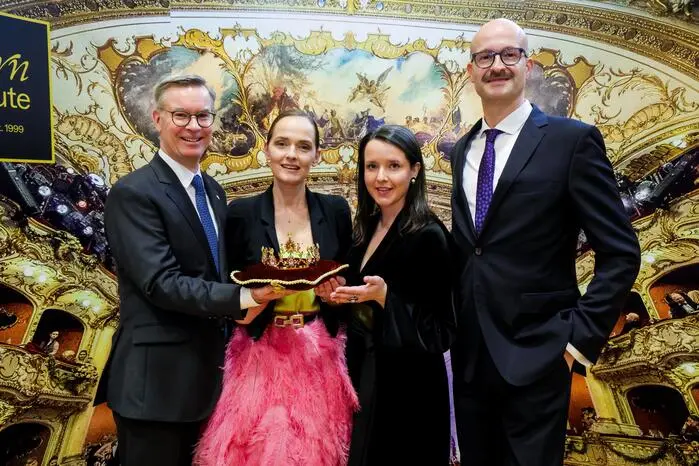 Die Diademe und die  einzigartigen Manschettenknöpfe wurden wieder von Designerin Eva Poleschinski entworfen und von Juwelier Klaus Weikhard umgesetzt - mit ihnen im Bild: Die Organisatoren Maria Ohrenstein und Bernd Pürcher.