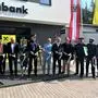 Vertreterinnen und Vertreter der Polizeiinspektion Ratten und Raiffeisenbank mit Ehrengästen durchtrennten das Band