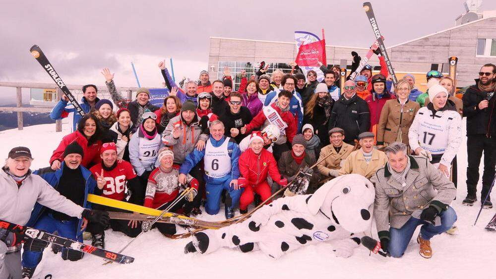 Gruppenbild mit Maskottchen: Illustre Runde beim Promi-Skirennen am Stuhleck