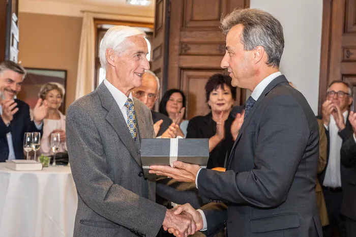 Als Geschenk gab es für den Jubilar unter anderem alle Ausgaben der BIG-Stadtzeitung aus den Jahren 1998 bis 2003 - jene Zeit in denen Nagl unter Bürgermeister Stingl Stadtrat in Graz war.