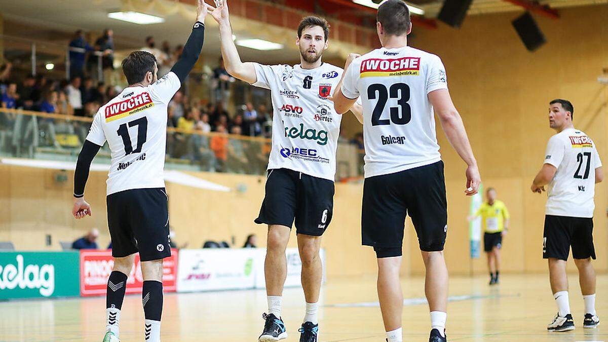 Leander Krobath (Mitte), der Abwehrchef der Ferlacher-Handballer, fällt für mehrere Wochen aus