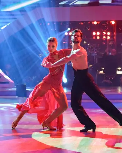 Gerne halbnackt: Aaron Karl und Profi Katya Mizera im Finale der ORF-Show als Sieger der 16. Staffel