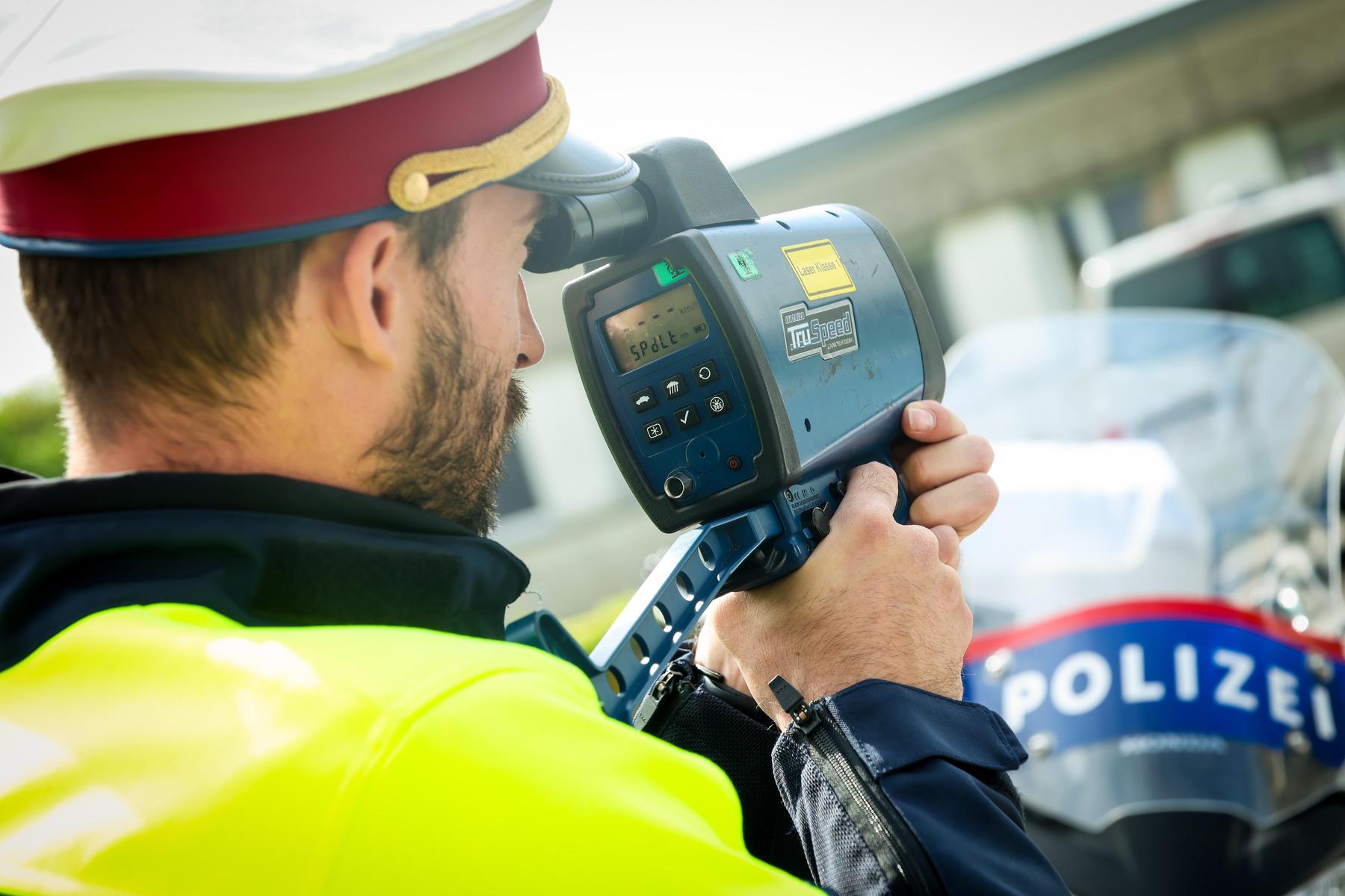 In 80er-Zone: Motorradfahrer raste mit 148 km/h an Polizei vorbei
