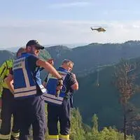 Mit Hubschraubern und Drohnen versuchen die Einsatzkräfte gegen die Flammen zu kämpfen