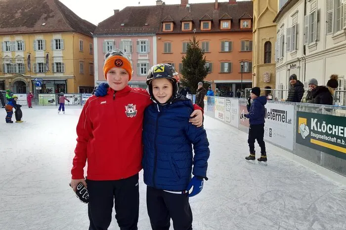 Raphael und Valentin lieben Eislaufen wegen der frischen Luft und weil Eishockey spielen momentan nicht möglich ist