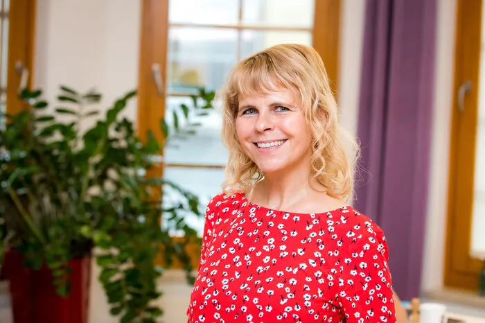 Seit mehr als 17 Jahren ist Sonya Feinig (56) SPÖ-Bürgermeisterin in Feistritz im Rosental. Sie wurde mit 89 Prozent wiedergewählt. Die dreifache Mutter, Ehefrau und Gemeindebedienstete ist eine Kämpfernatur. Im Vorjahr lag sie nach einem schweren Wanderunfall im Tiefschlaf. „Ich bin mit Herzblut Bürgermeisterin und liebe es zu helfen“, sagt sie.